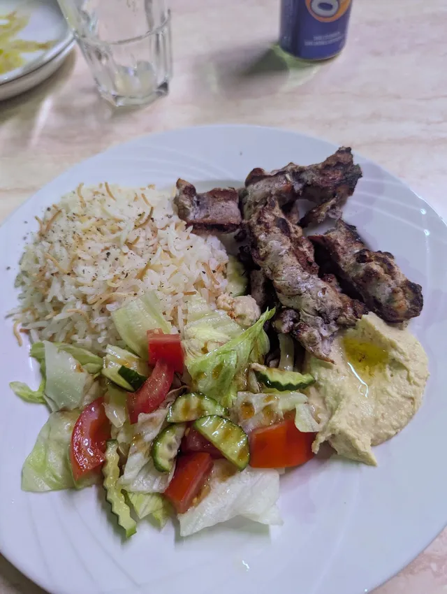 Assiette shawarma de bœuf avec riz aux vermicelles, houmous et salade
