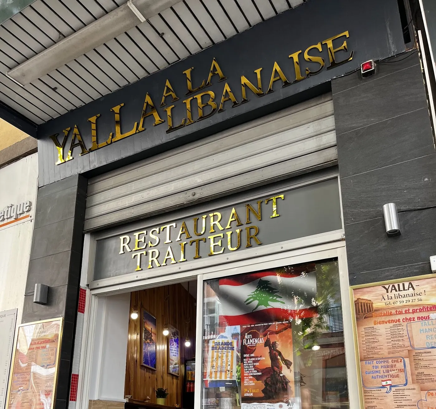 Façade du restaurant traiteur Yalla à la libanaise, lettrage doré sur ardoise