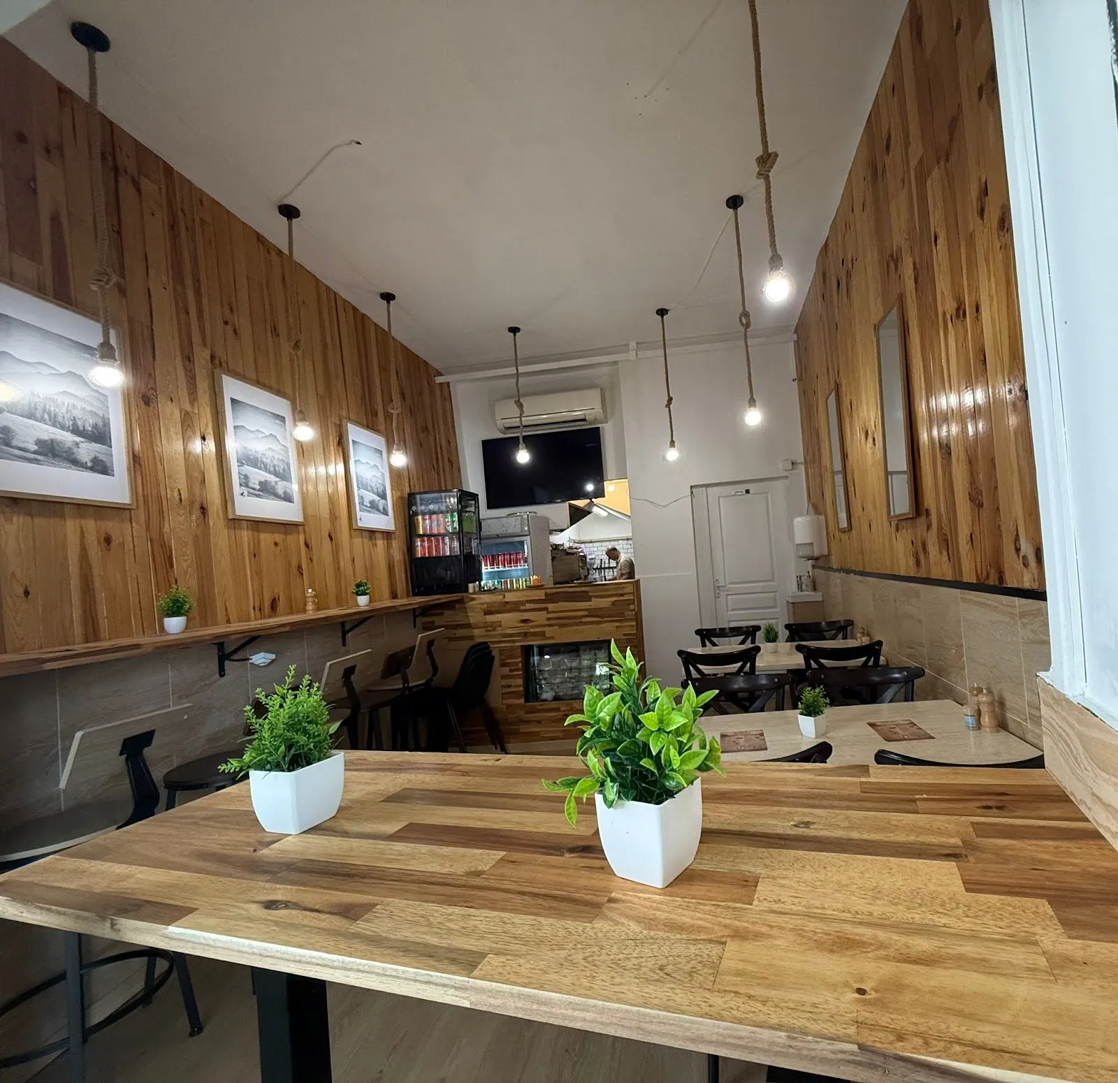 Salle en bois clair du restaurant libanais Yalla à Aubagne
