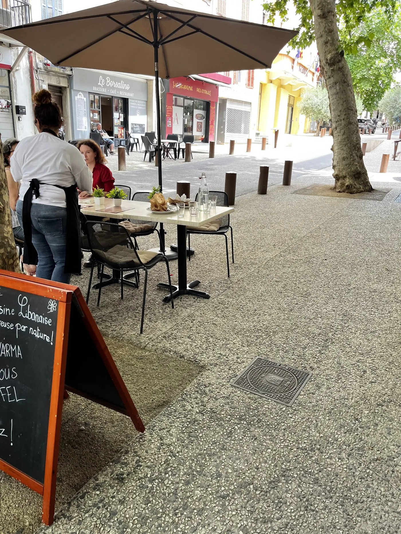 Terrasse ombragée du restaurant Yalla à la libanaise, boulevard Jean-Jaurès