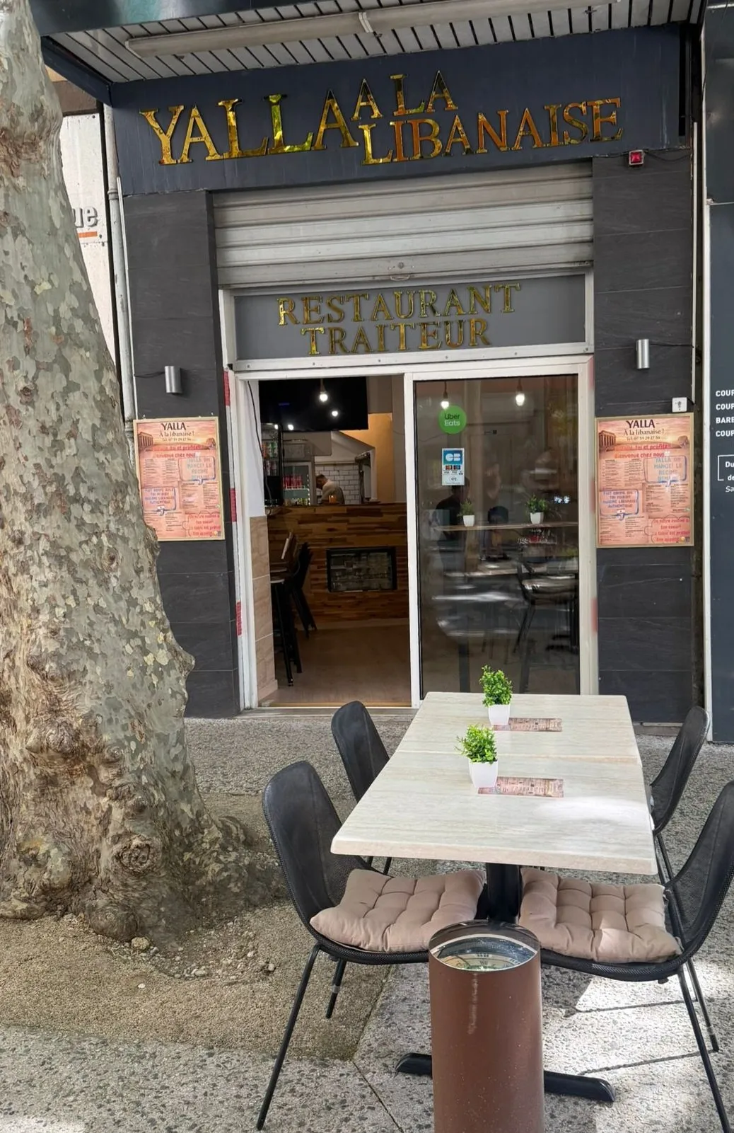 Terrasse de Yalla à la libanaise sous les platanes